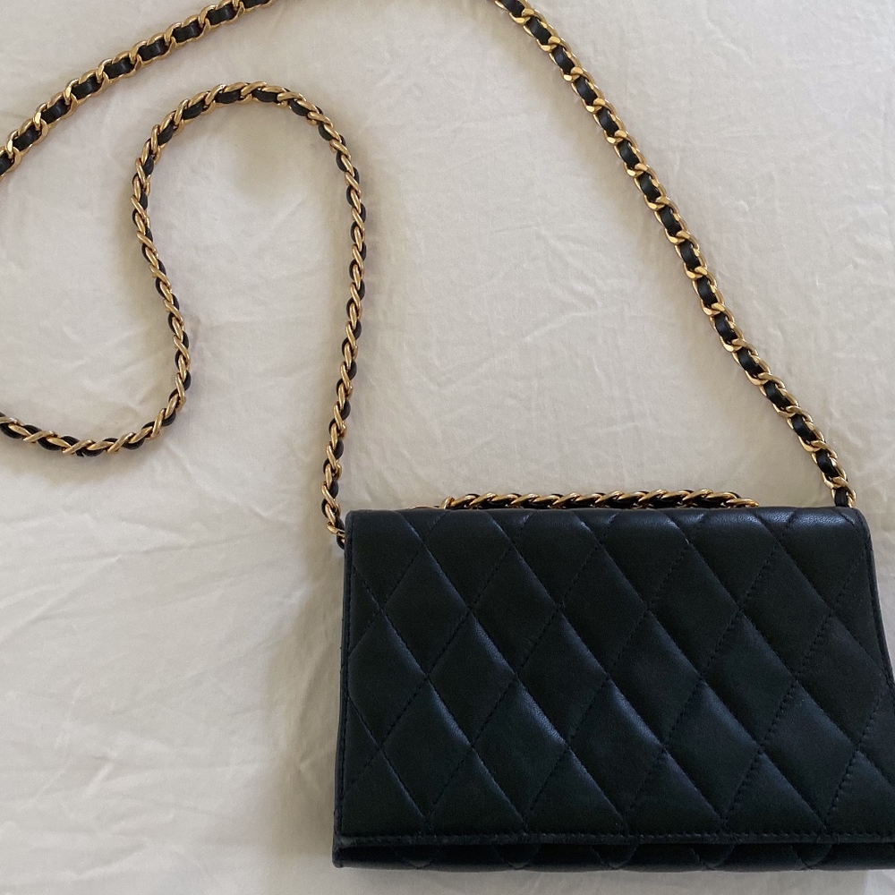 Classic quilted real leather crossbody bag with gold chain, deep navy black